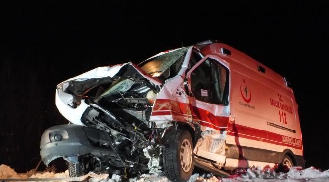 Ambulans, kar temizlerken arızalanan iş makinesine çarptı: 2 yaralı