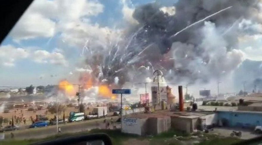 Pazardan yoğun dumanlar yükselirken ve patlayan havai fişekler de görüldü.