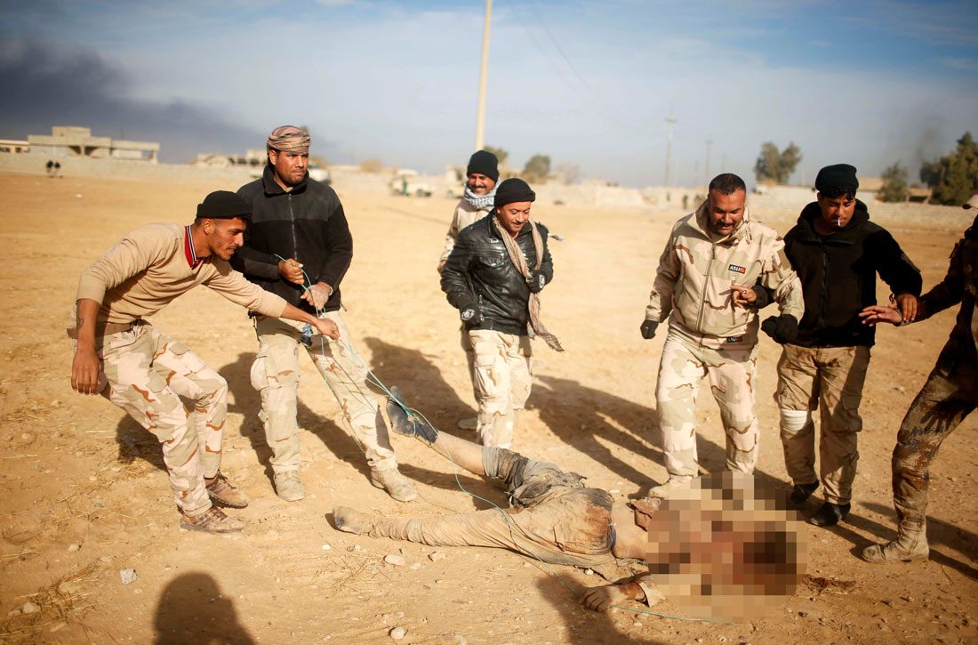 Reuters'ın Musul yakınlarındaki Şayyalah el İmam'da çektiği fotoğraflarda Irak askerlerinin IŞİD militanı olduğunu söyledikleri bir kişinin cesedini iple bağlayıp sürükledikleri görülüyor. 