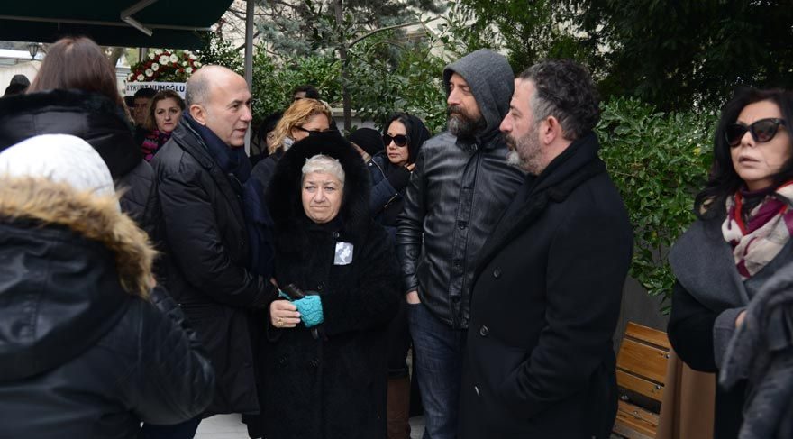 Cem Yılmaz, Halit Ergenç ve Serra Yılmaz'da cenazeye katılan isimler arasındaydı