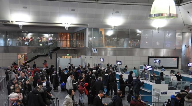 Atatürk Havalimanı&#39;nda uçakların kalkışlar gecikmeli, inişler sıkıntılı