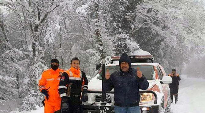 Çanakkale&#39;de AFAD karda mahsur kalan 4 kişiyi kurtardı