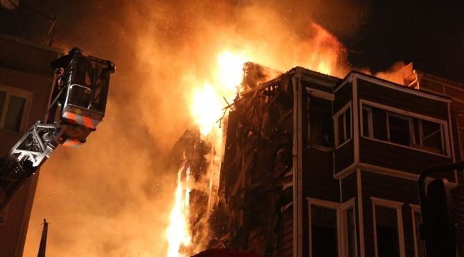 Beşiktaş&#39;ta 3 katlı ahşap bina alev alev yandı
