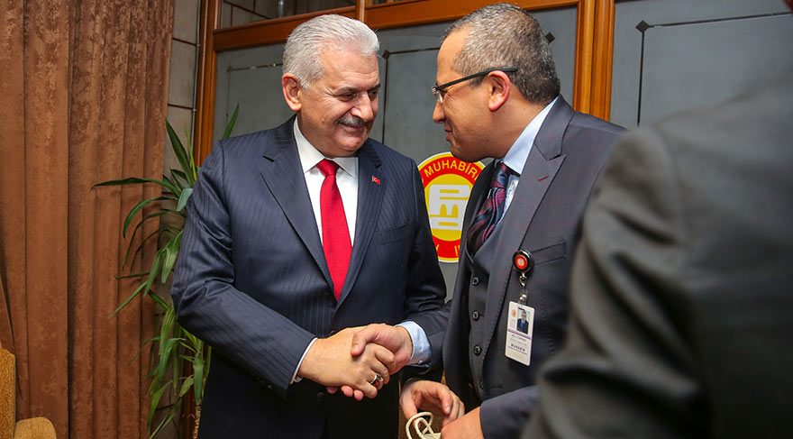 MUHABİRİMİZ YILDIRIM’I ŞAŞKINA ÇEVİRDİ Muhabirimiz Veli Toprak’ın cep telefonundaki fotoğrafı gören Yıldırım, “Nereden buldun?” dedi.