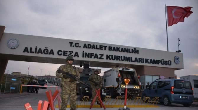 İzmir'deki FETÖ davasında 30 avukat istifa etti
