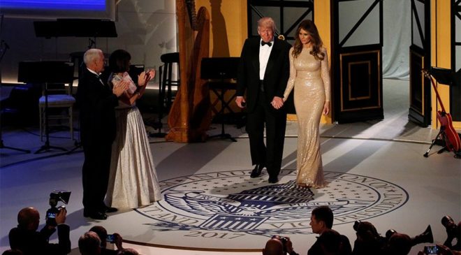FOTO: REUTERS/ Trump, yemin töreni öncesi Washington'da bağışçılarıyla akşam yemeğinde bir araya geldi. Melania Trump'ın ışıl ışıl elbisesiyle göz dolduruğu gecede Trump, 