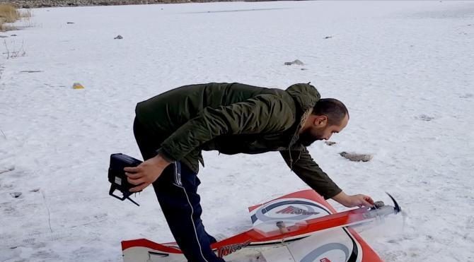 Buz tutan Mogan Gölü, model uçak için pist oldu
