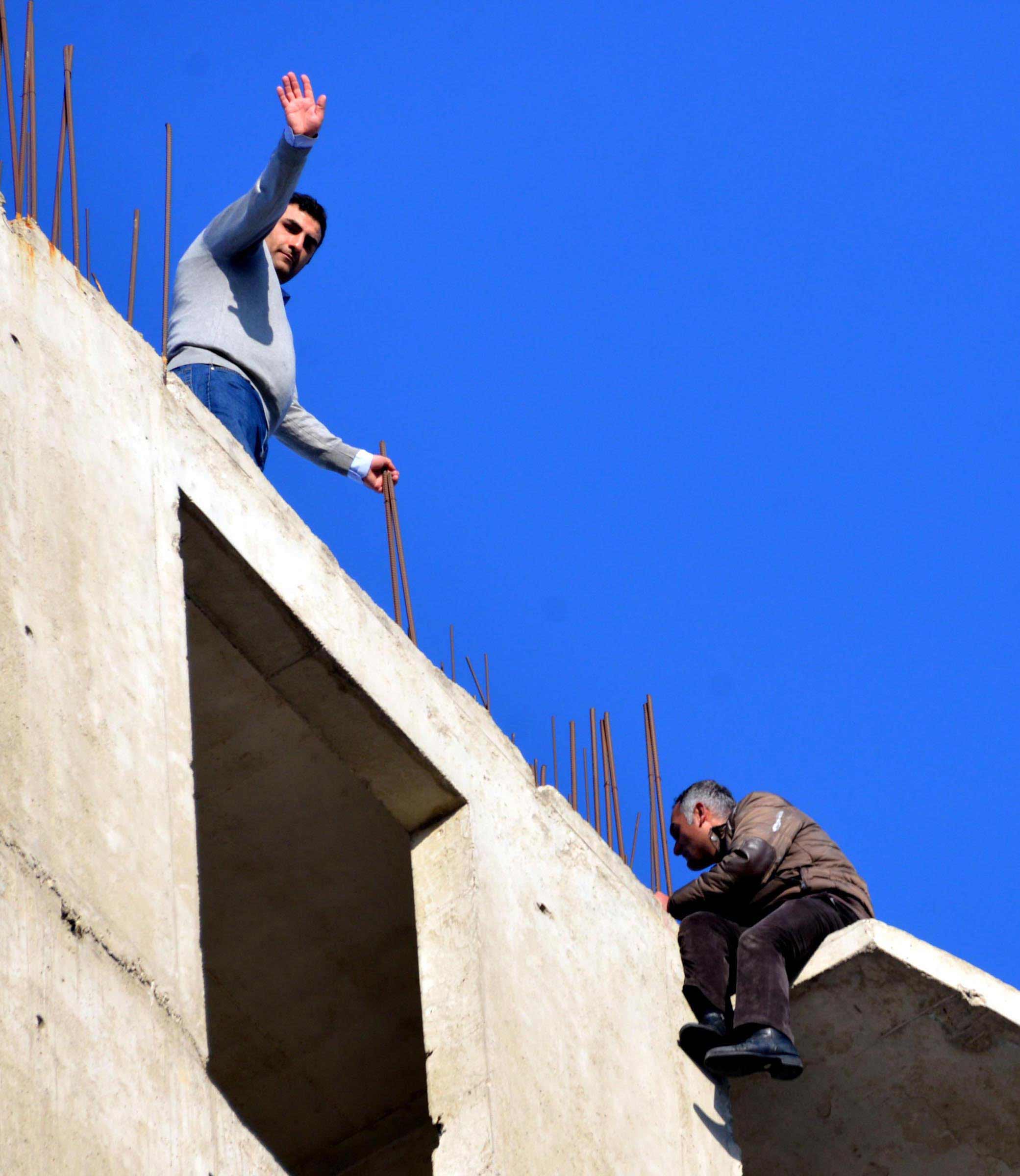 Vatandaşlar tamamlanmayan evleri için eylem yapmış, inşaatın üzerine çıkmışlardı.