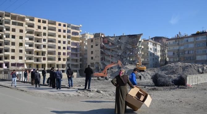 Emniyete bombalı saldırıda ağır hasar gören 8 bina yıkıldı