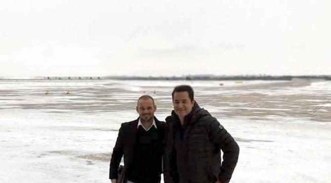 Galatasaraylı Sneijder ile Acun Ilıcalı&#39;yı taşayan uçak Çorlu Havalimanı&#39;na indi