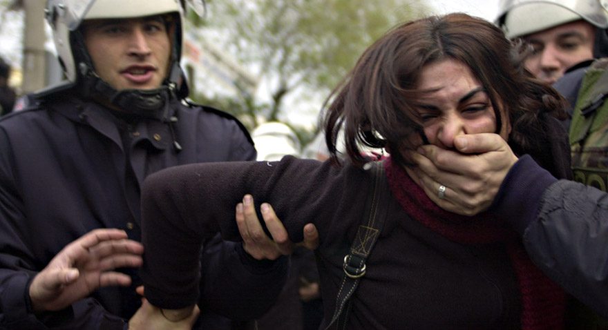 Güvenlik güçleri, F tipi hücre sistemine ve tecrit uygulamasına direnmek için 20 Ekim 2000'de başlatılan açlık grevi ve ölüm orucu eylemlerini sona erdirmek için Bayrampaşa Cezaevi'ne operasyon düzenlemişti. Hayata Dönüş Operasyonu olarak da bilinen operasyon sonucu çok sayıda ölü olduğu kaydedildi. İlk belirlemelere göre Bayrampaşa Cezaevin'de 11 kişi hayatını kaybetti. Polis Bayrampaşa ve çevresinde eylem yapanları da gözaltına aldı. Kaynak: Depo Photos