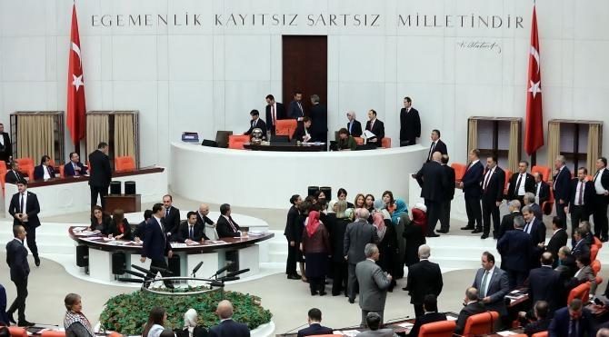Bağımsız milletvekili Aylin Nazlıaka kendisini kürsüye kelepçeledi (3)