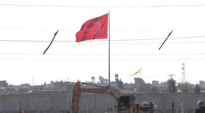Akçakale&#39;nin Suriye sınırına dev bayrak asıldı