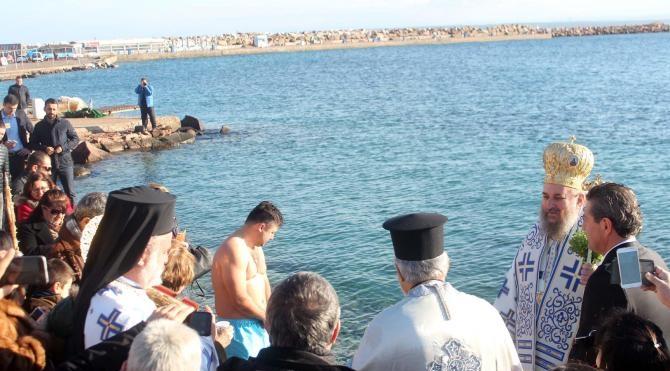 Bozcaada&#39;da denizden haç çıkarma töreni yapıldı