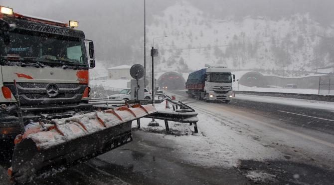 Kar yağışı, Bolu Dağı&#39;nda ulaşımı etkiledi