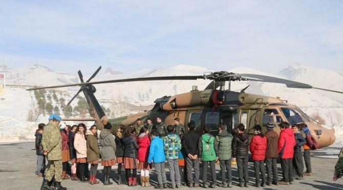Hakkarili öğrenciler Komando Tugayı&#39;na misafir oldu, askeri helikoptere bindi