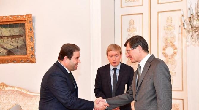 Başkan Ali Kılıç “Karlov” için karanfil bıraktı