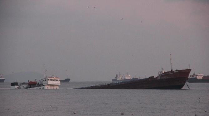Zeytinburnu açıklarında batmaya başlayan kuru yük gemisi karaya oturdu