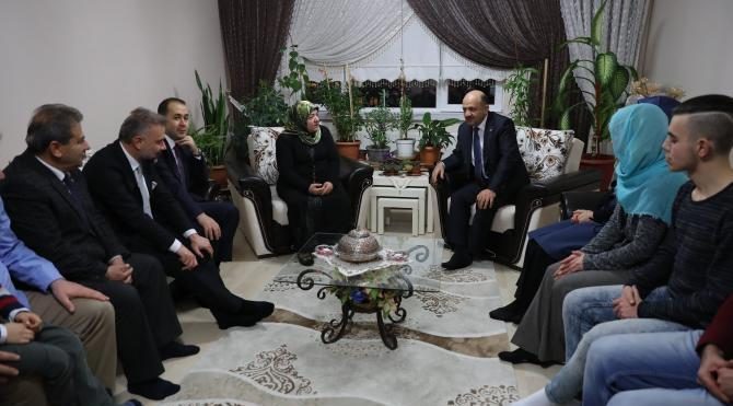 Bakan Fikri Işık, Ankara&#39;daki şehit ailelerini ziyaret etti
