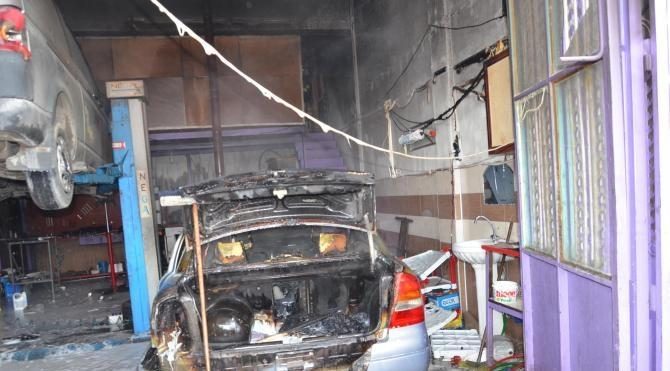 Gaz kaçağı için tamire getirilen LPG&#39;li otomobil yandı