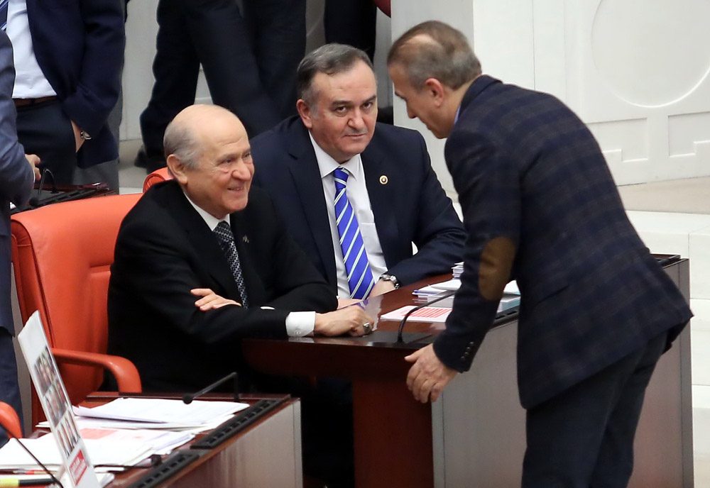 Devlet Bahçeli'nin AKP Grup Başkanvekili ile yaptığı sohbet böyle görüntülendi.