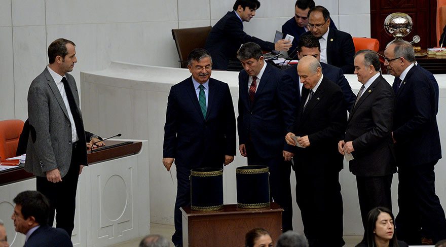 Eşi intihar girişiminde bulunan MHP Milletvekili Saffet Sancaklı 12 madde oylamasında MHP Lideri Bahçeli oy kullanırken bahçeliye eşilik etmişti dakikalar sonra eşinin intihar girişimini öğrenip Genel Kuruldan ayrıldı. Foto: Zekeriya Albayrak