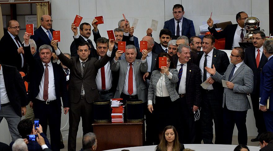  Türkiye Cumhuriyeti Anayasası'nda Değişiklik Yapılması Hakkında Kanun Teklifinin 17'nci maddesi oylandı. Oylamaya giden CHP milletvekilleri, oy pusulasının olduğu zarfı kutuya atarken, anayasa kitapçığını da kutunun yanına bıraktı. Foto: Zekeriya Albayrak