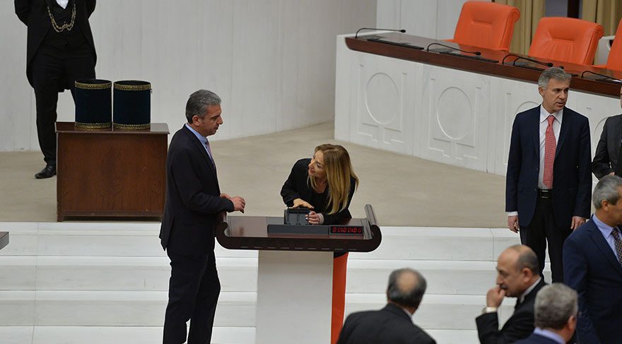 Aylin Nazlıaka, kendini Meclis kürsüsünde mikrofona kelepçeledi Meclis karıştı
