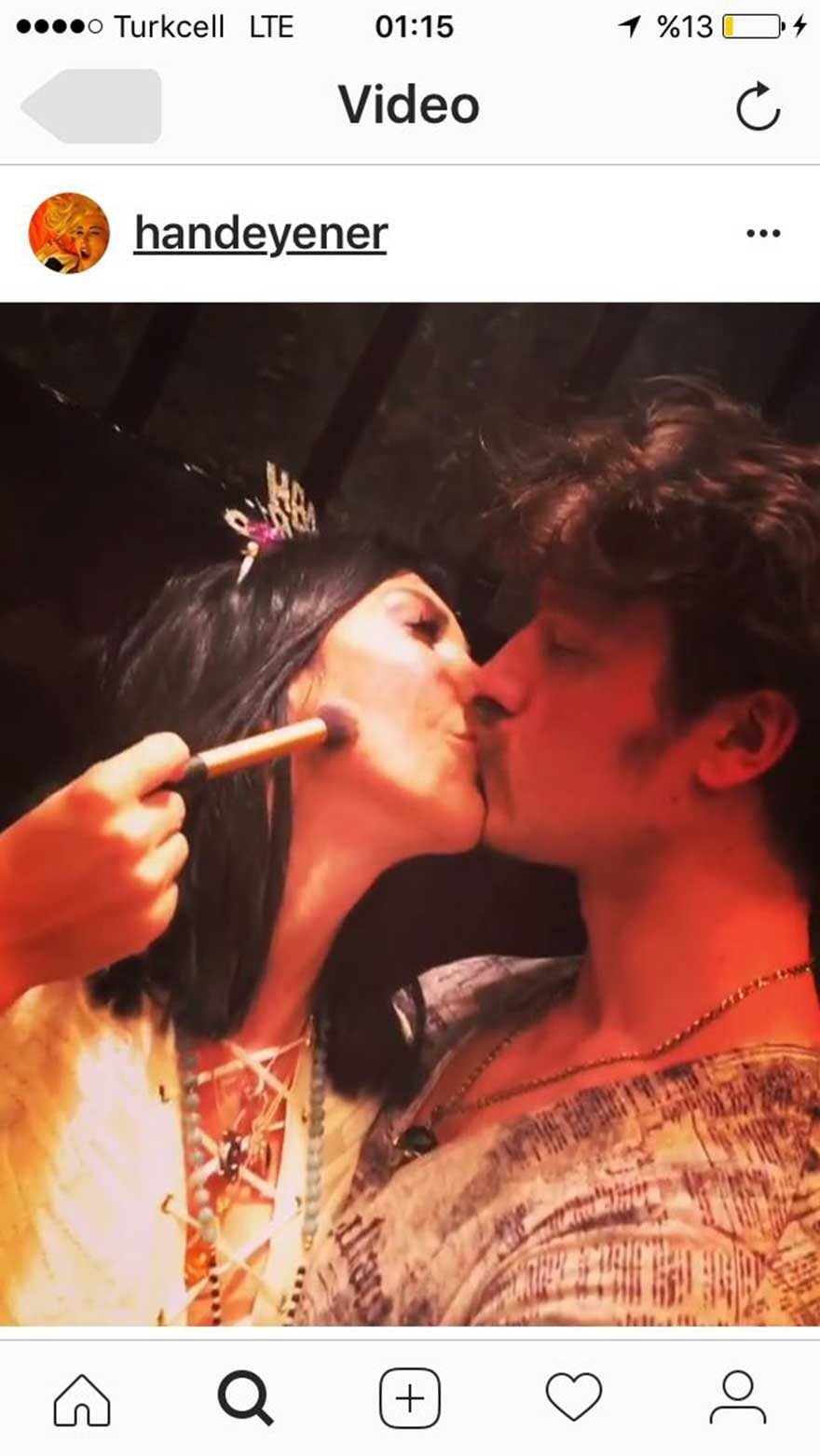 Hande Yener gecede nişanlısı Cem Şenol ile bol bol öpüştü. Çift fotoğraflarını sosyel medya hesabından paylaştı.