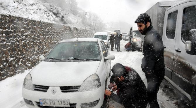 Zonguldak&#39;ta kar ulaşımı aksattı