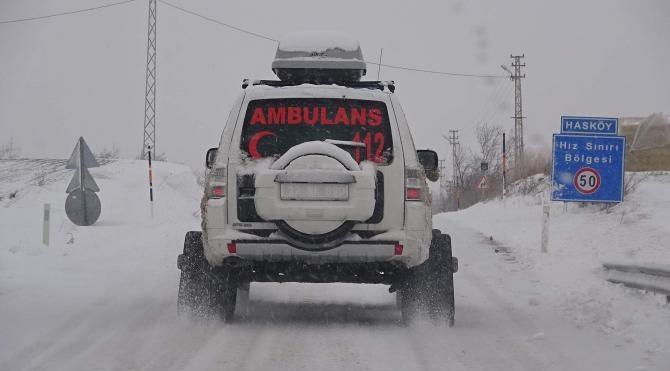 Köyde mahsur kalan hasta, paletli ambulansla kurtarıldı