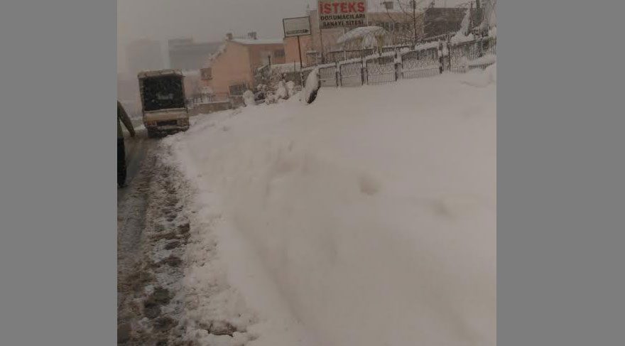 FOTOĞRAF: Sevil CANÖĞE / Yollar açık, kaldırımlar iptal...