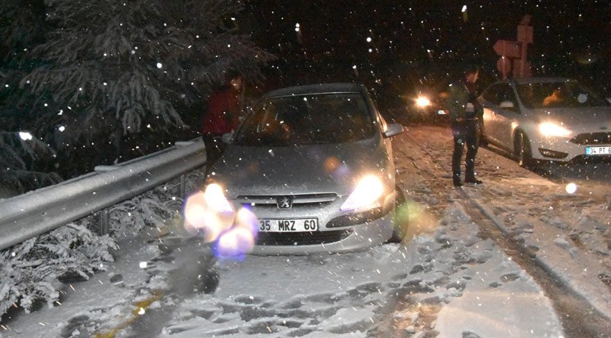İzmir'de yoğun kar yağışı etkili oldu