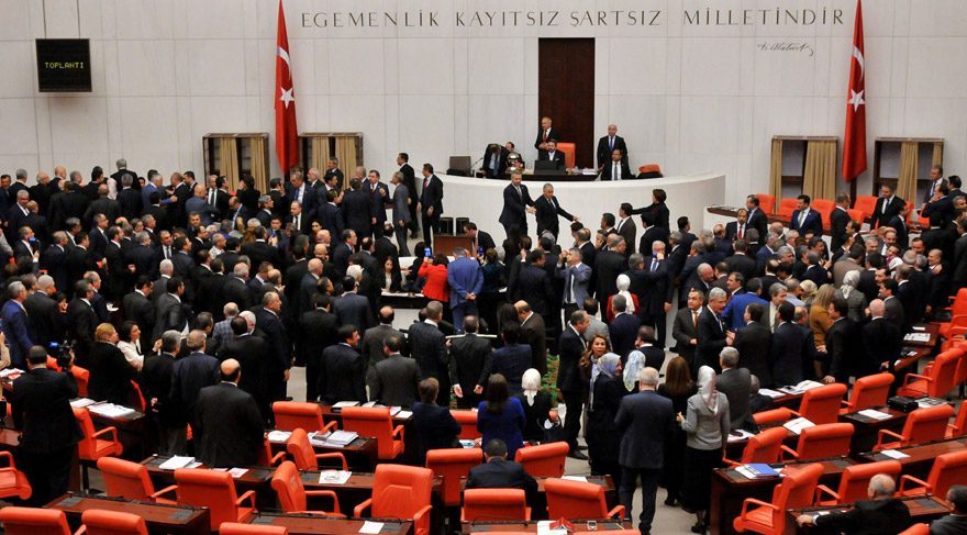 AKP-MHP bloğunda 9 oy muamması