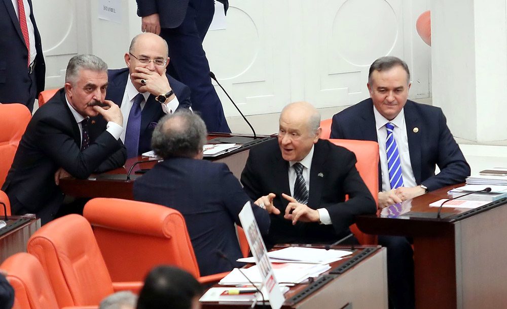 FOTO: DHA /MHP'li lideriyle HDP'liler arasındaki samimi sohbet objektiflere böyle yansıdı.