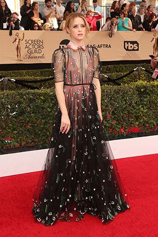 Drama Dizileri En İyi Kadın Oyuncu Ödülü sahibi Claire Foy Valentino elbisesi ile oldukça şık görünüyor.