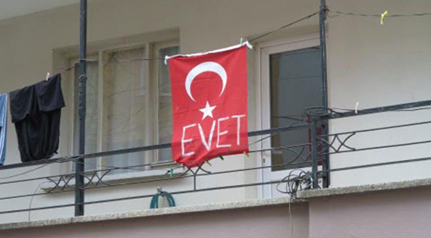 Türk Bayrağı’nı bile ‘evet’e alet ettiler