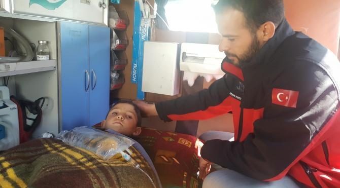 Suriye’de bacakları kopan çocuk tedavi için Hatay&#39;a getirildi