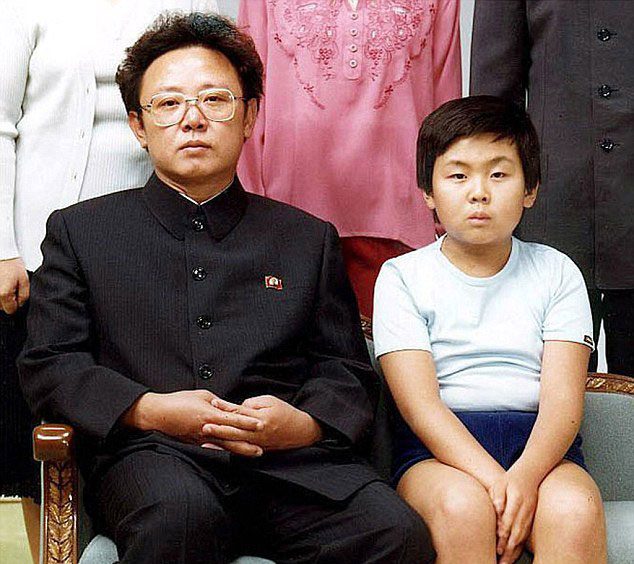 Kim Jong-nam (sağda), Kuzey Kore'nin eski lideri Kim Jong-il (solda) ile Güney Koreli oyuncu Sung Hae-rim'in evlilik dışı ilişkilerinden dünyaya gelmişti. 