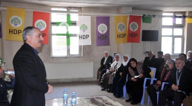 HDP&#39;li vekiller, Yüksekova’da halk toplantısı yaptı