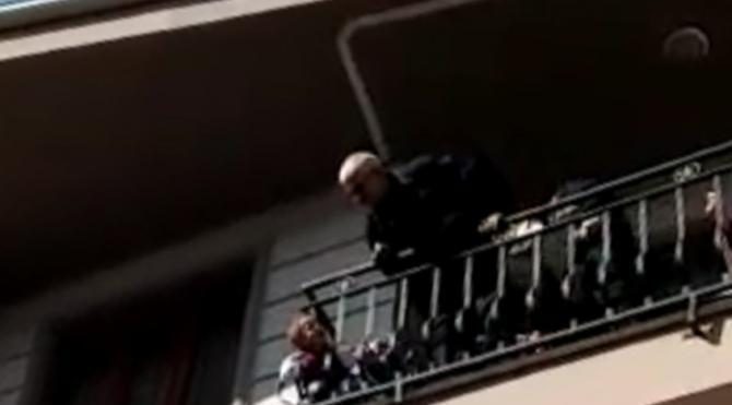 Başı balkon demirine sıkışan minik Fatih'i itfaiye kurtardı