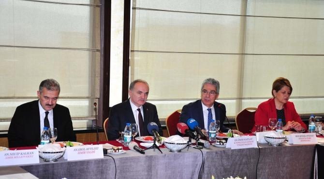 Bilim, Sanayi ve Teknoloji Bakanı Faruk Özlü İzmir&#39;de konsoloslarla bir araya geldi