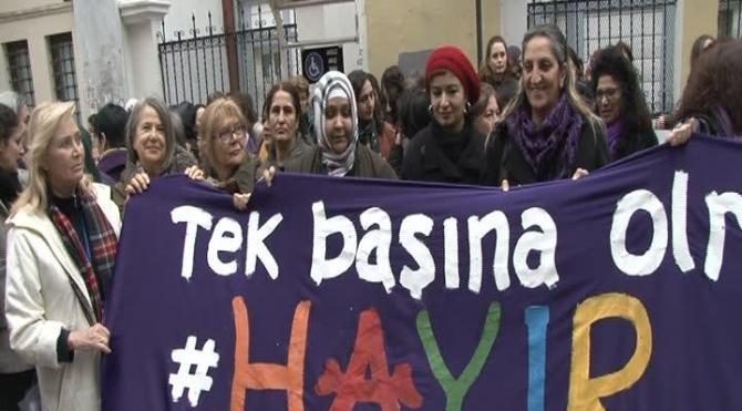 Kadıköy&#39;de kadınlardan eylem