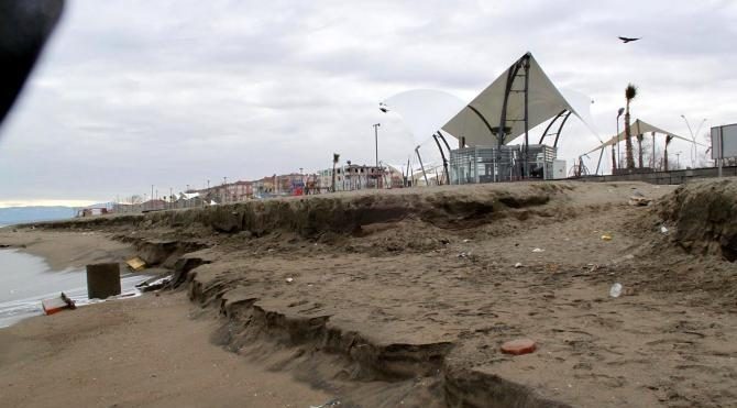 Kabaran Karadeniz, mavi bayraklı plajda erozyona neden oldu