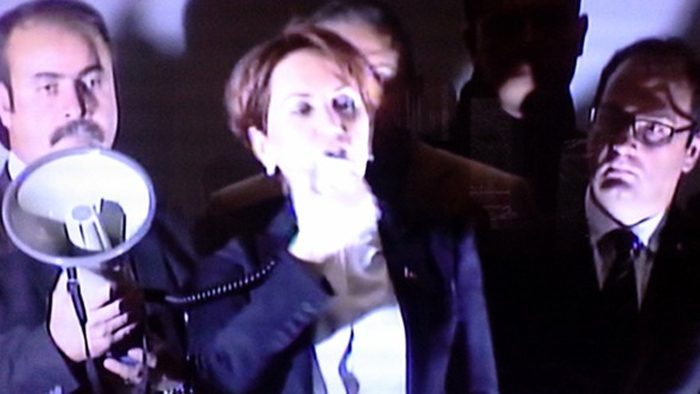 Akşener oteldeki konuşmasını cep telefonlarının ışığında yaptı.