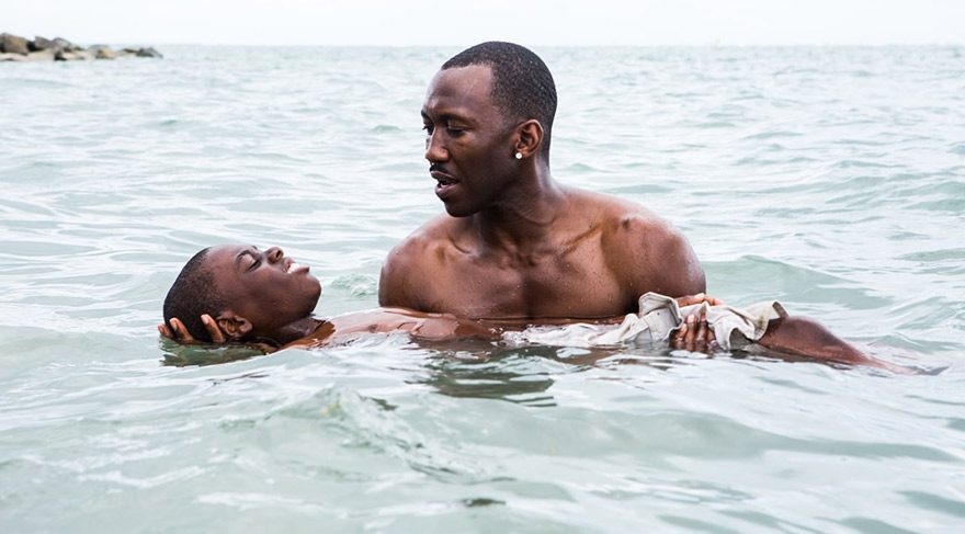 Chiron'un çocukluk dönemi, etrafındaki yaşıtları tarafından sürekli fiziksel ve sözlü tacize maruz kaldığı ergenlik dönemi ve Atlanta'da uyuşturucu satıcılığı yaptığı yetişkinlik dönemi.