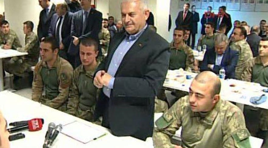 Yılbaşı gecesinde Başbakan Binali Yıldırım'la aynı karavadan yemek yiyen askerlerden biri olan Şehit Selim Topal (En solda) 