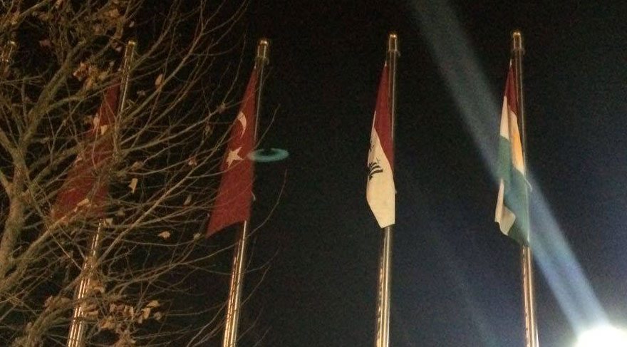 Barzani'nin ziyareti nedeniyle, Ankara Esenboğa Havalimanı'nda da 'sözde Kürdistan bayrağı' göndere çekildi
