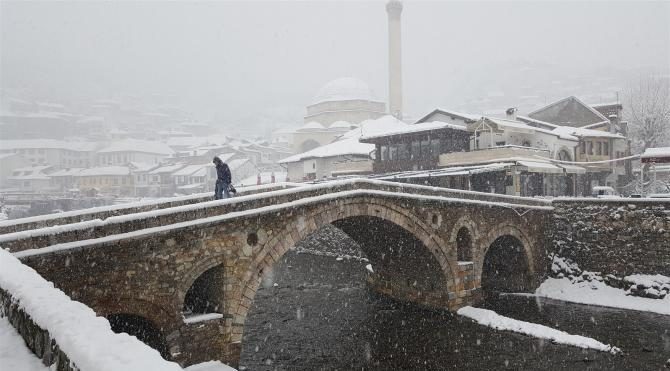 Kara kış Kosova&#39;ya geri döndü