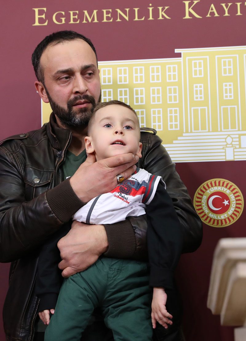 FOTOĞRAF: Zekeriya ALBAYRAK / SÖZCÜ - Kas hastası Yusuf Arda babasının kucağında.